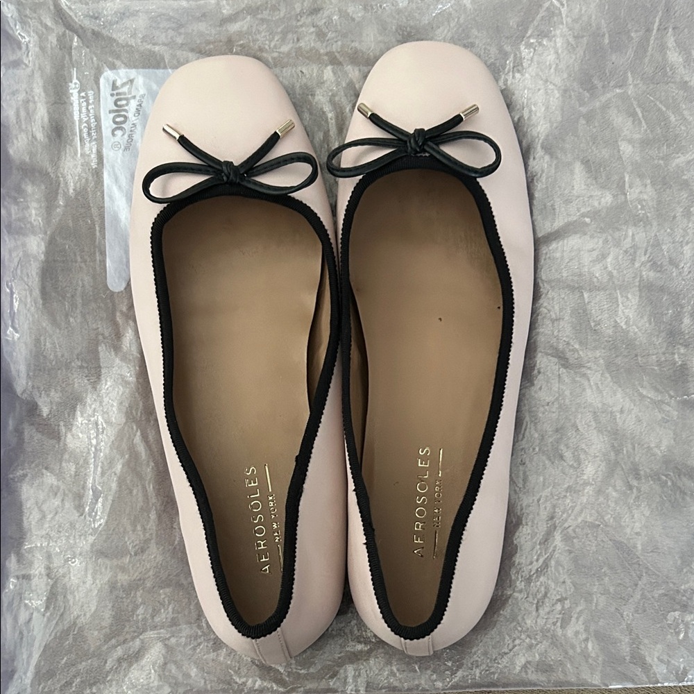 AEROSOLES Women's Light Pink Flats with black trim & Bow
